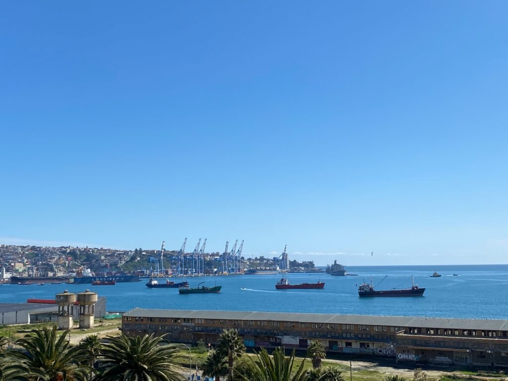 Vista panorámica de la bahía de Valparaíso desde el departamento