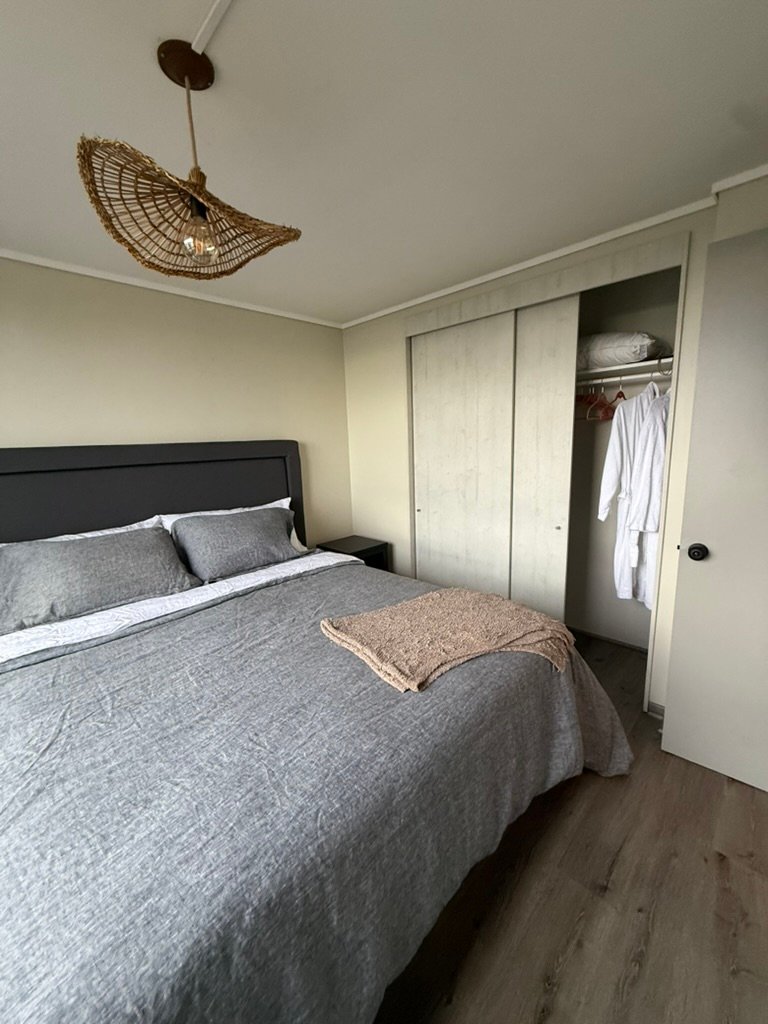 Dormitorio con cama king y clóset en departamento de Valparaíso