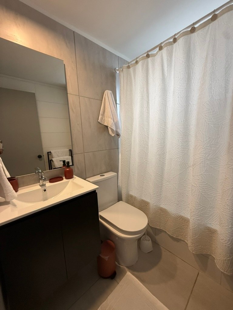 Baño completo con tina en departamento de Valparaíso