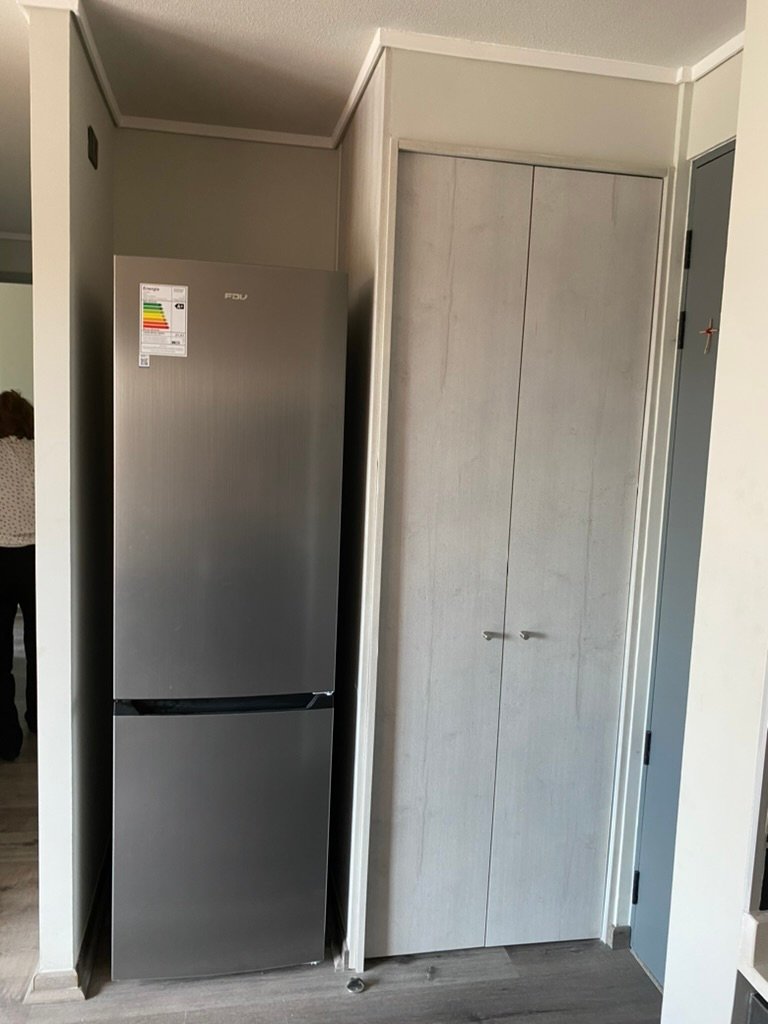Refrigerador y clóset de almacenamiento del departamento en Valparaíso