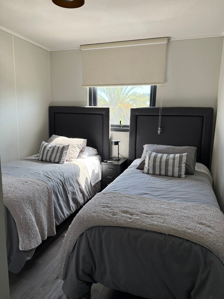 Segundo dormitorio con dos camas individuales en departamento para 4 personas