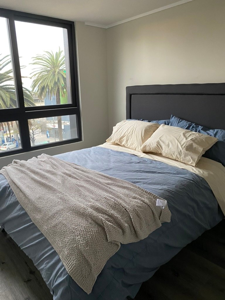 Dormitorio matrimonial con baño en suite en departamento de Valparaíso
