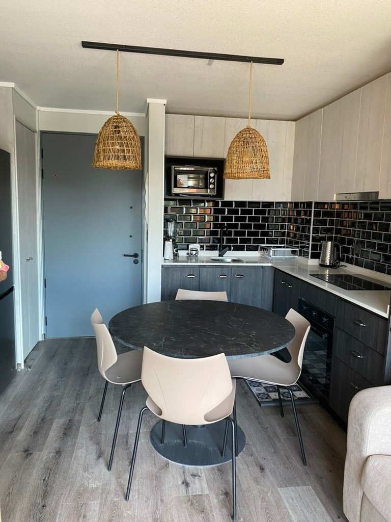 Cocina equipada con comedor en departamento para 4 personas en Valparaíso