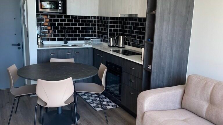 Living, comedor y cocina de departamento para 4 personas en Valparaíso
