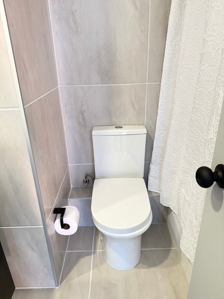 Baño con ducha de departamento tipo estudio en Valparaíso