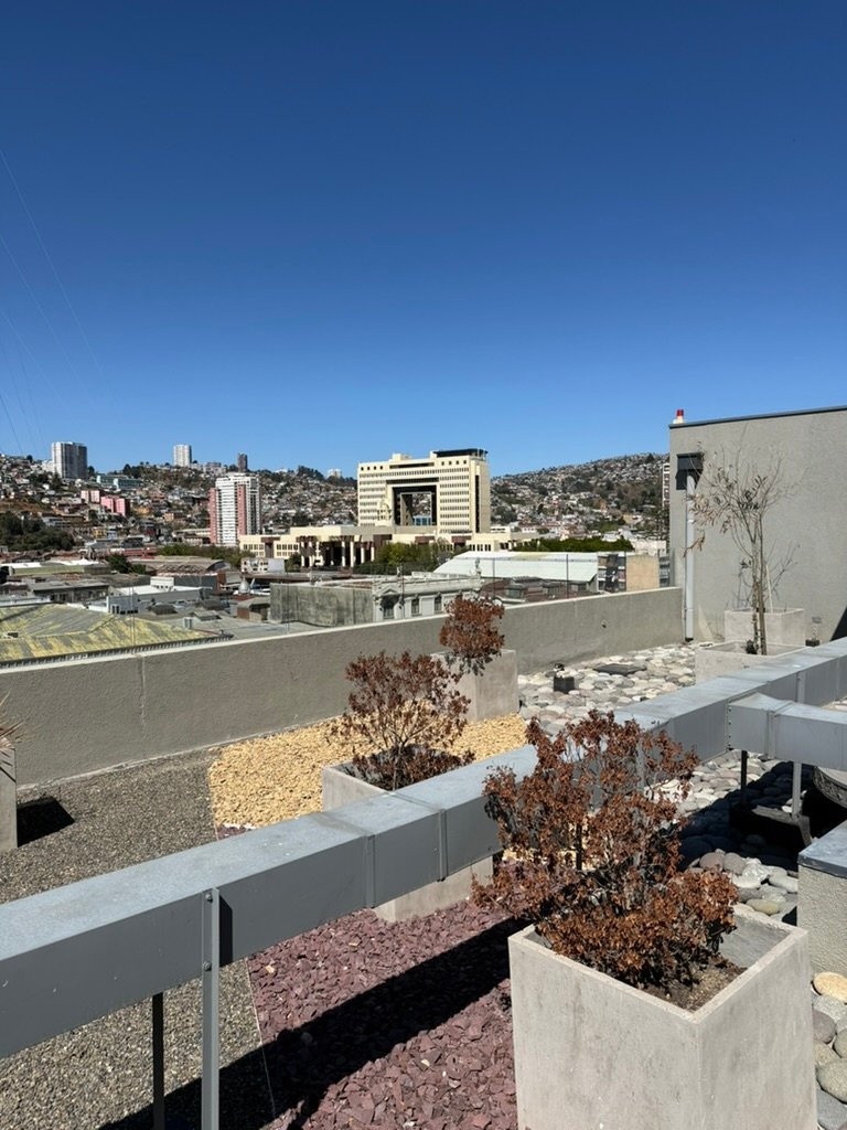 Terraza del edificio con vista a los cerros de Valparaíso