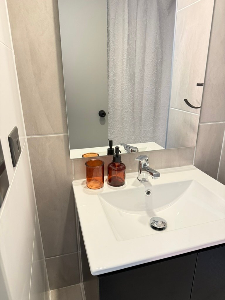 Lavamanos y espejo del baño del departamento en Valparaíso