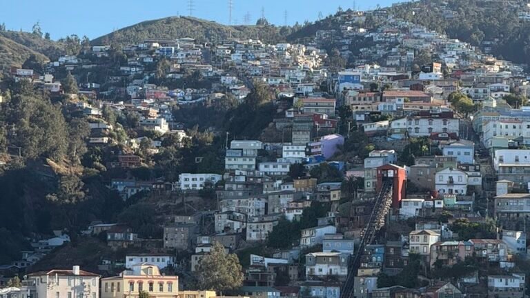 Vista de los coloridos cerros de Valparaíso