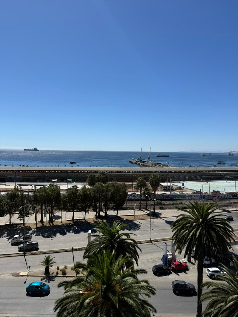 Vista panorámica de la bahía y el puerto de Valparaíso desde la terraza