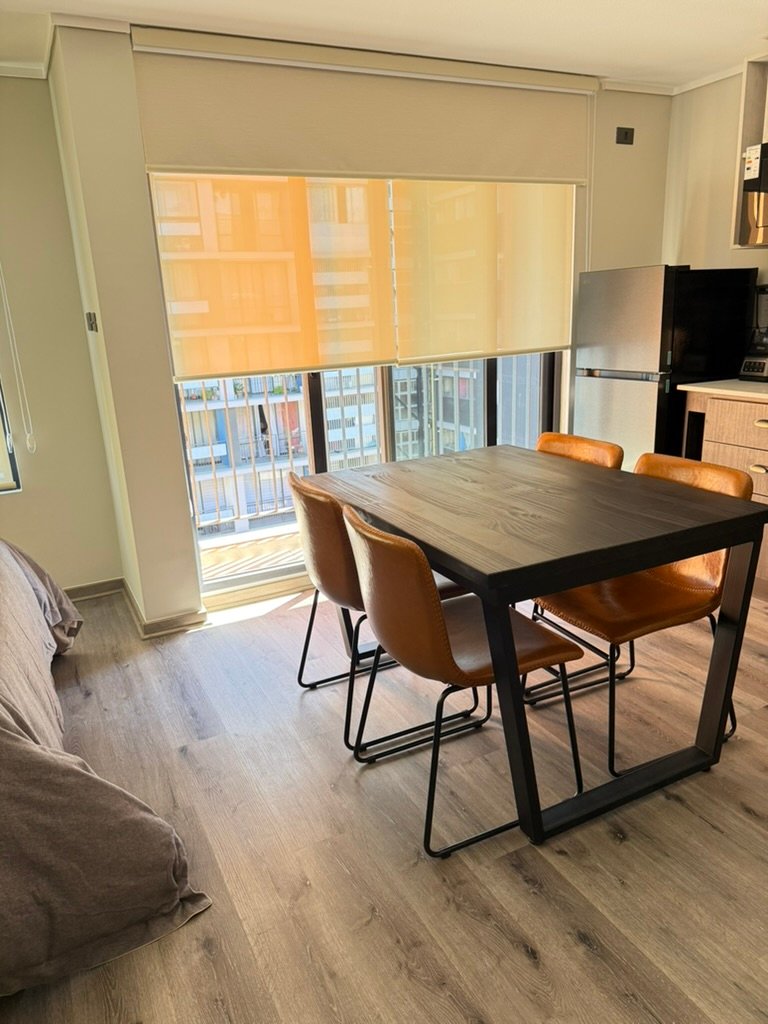 Comedor junto al ventanal de departamento tipo estudio en Valparaíso