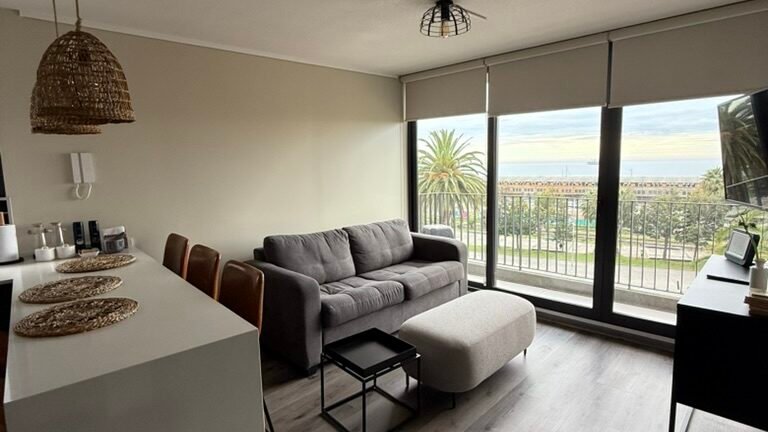 Living y comedor con vista a la bahía en departamento de Valparaíso