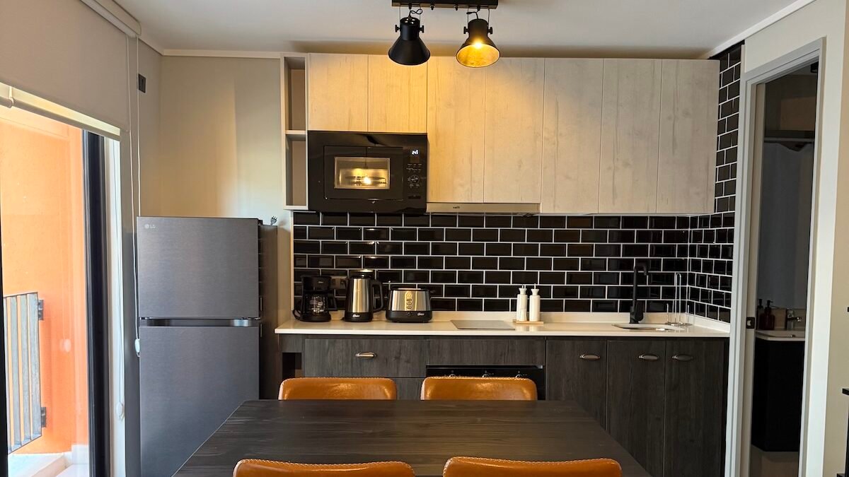 Cocina equipada de departamento en Valparaíso con estacionamiento